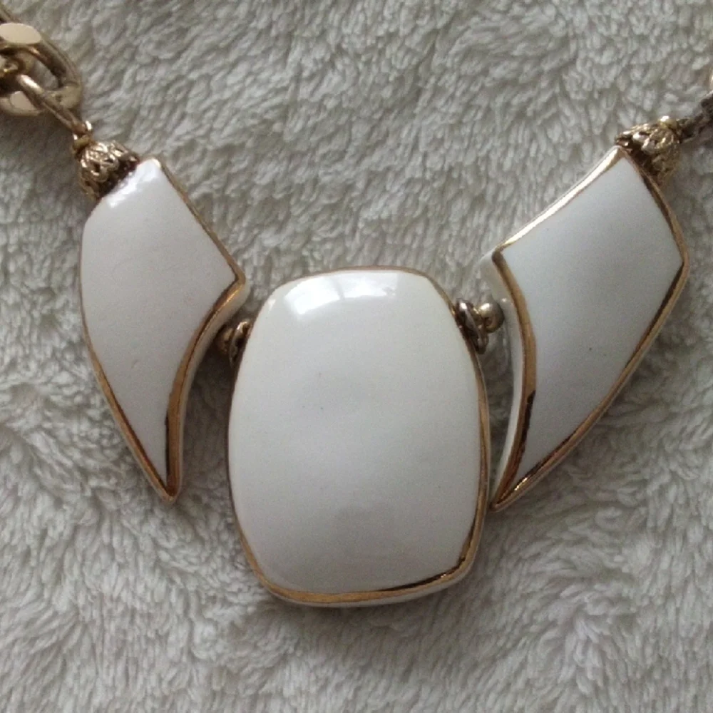 VINTAGE Elegant Gold and White Necklace Set W/ MATCHING CLIP ON EARINGS